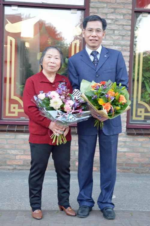 Vrijwilligers bij Sha Tin John Hu en moeder